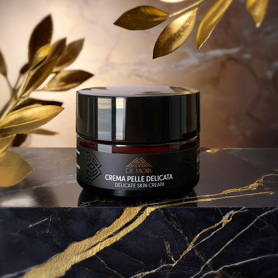 immagine  della crema pelle delicata su sfondo nero con venature dorate e foglie dorate