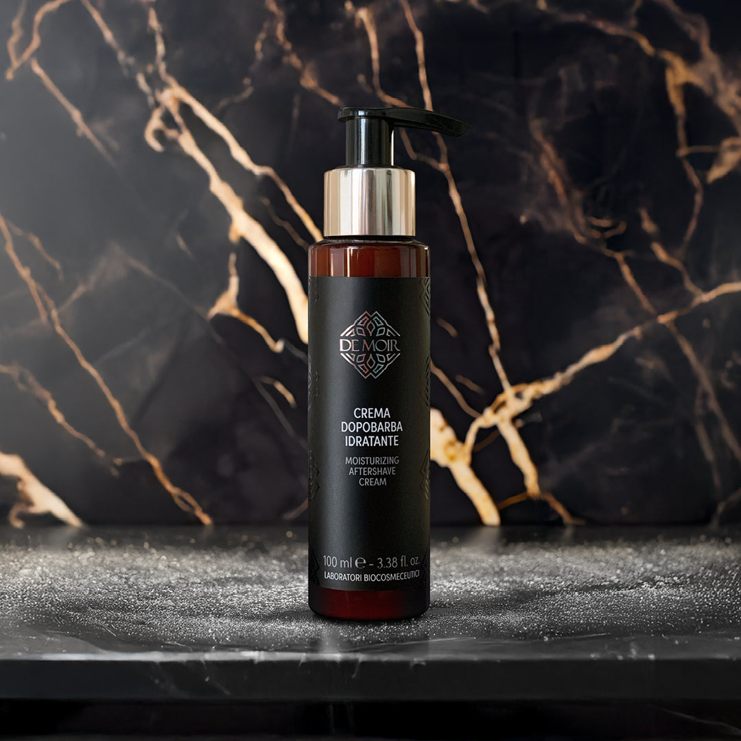 immagine della crema dopobarba idratante su sfondo nero con venature dorate e brillantini bianchi 