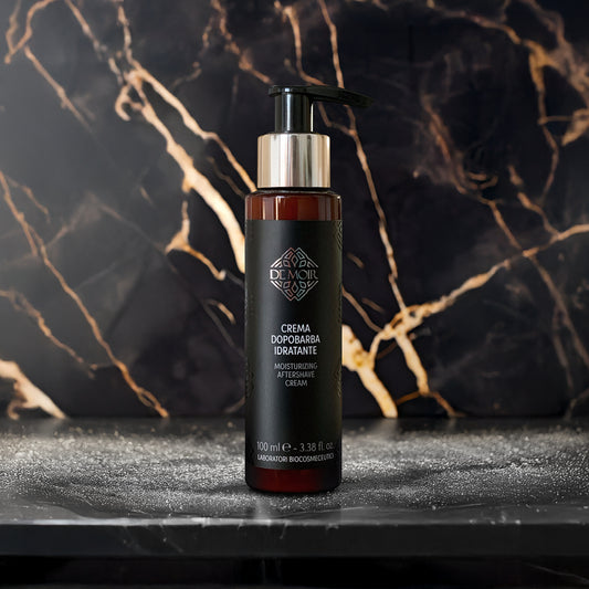 immagine della crema dopobarba idratante su sfondo nero con venature dorate e brillantini bianchi 
