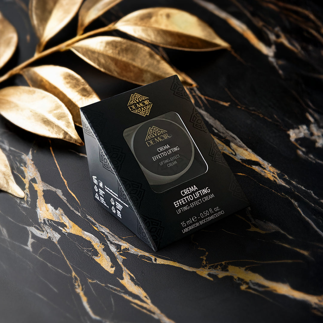 immagine  della crema effetto lifting su sfondo nero con venature dorate e fiori dorati