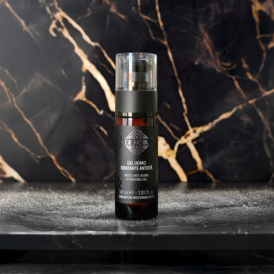 immagine del gel uomo idratante antietà su sfondo nero con venature dorate e brillantini bianchi 