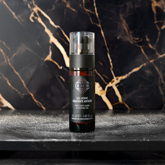 immagine del gel uomo idratante antietà su sfondo nero con venature dorate e brillantini bianchi 
