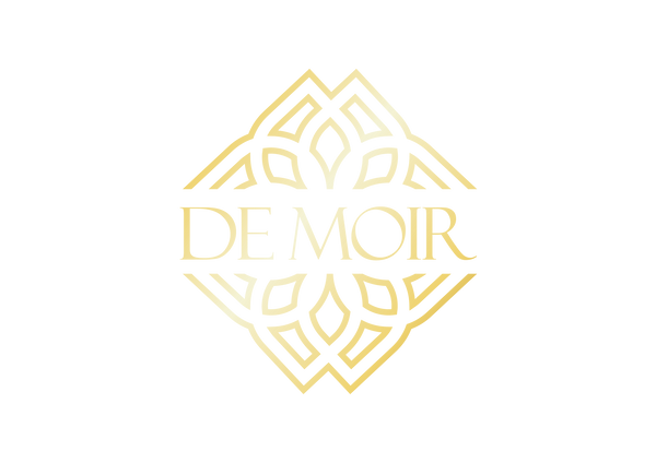 Logo De Moir in oro, presente la scritta e il logo figurativo