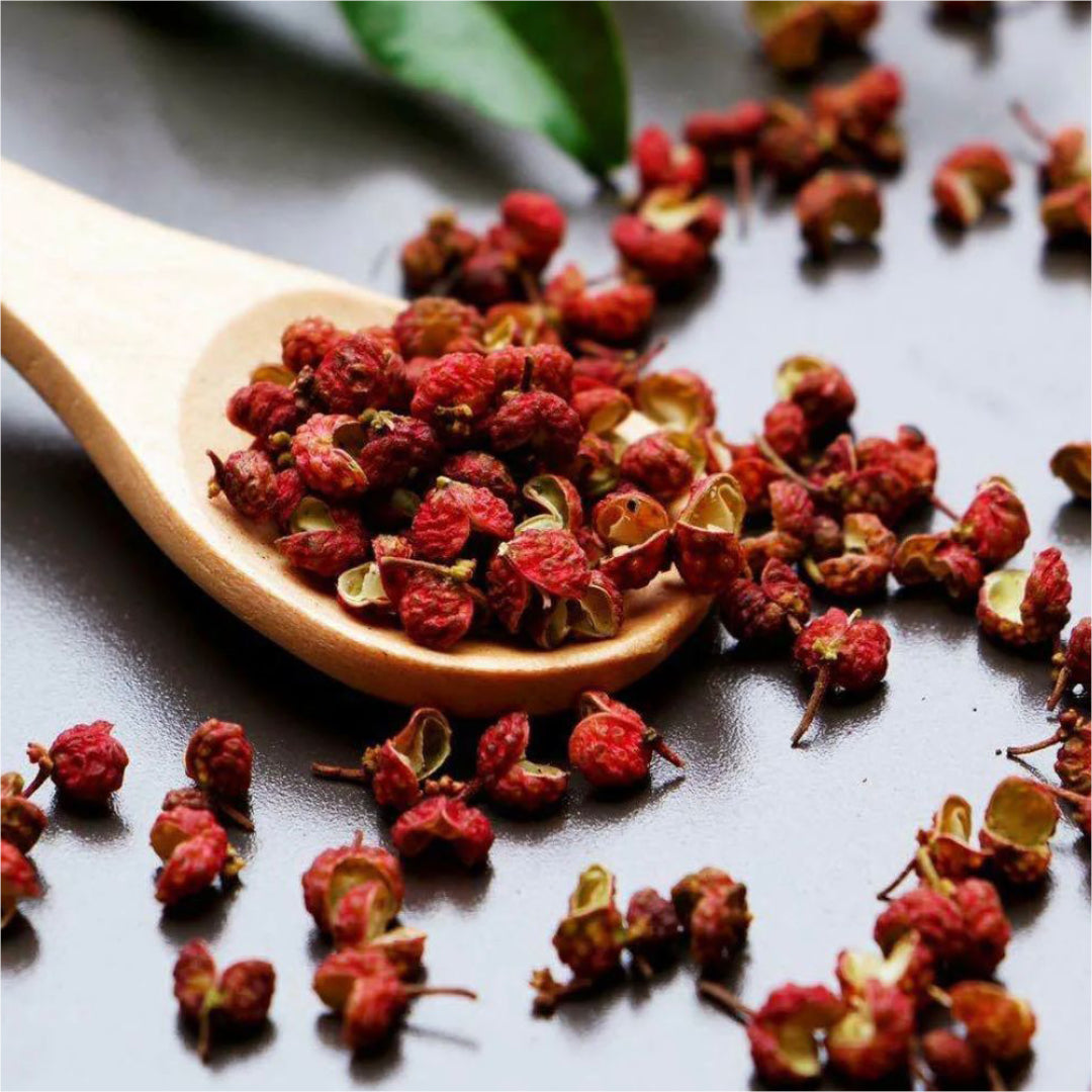 immagine del pepe sichuan sparso nel tavolo e sopra un cucchiaio di legno 